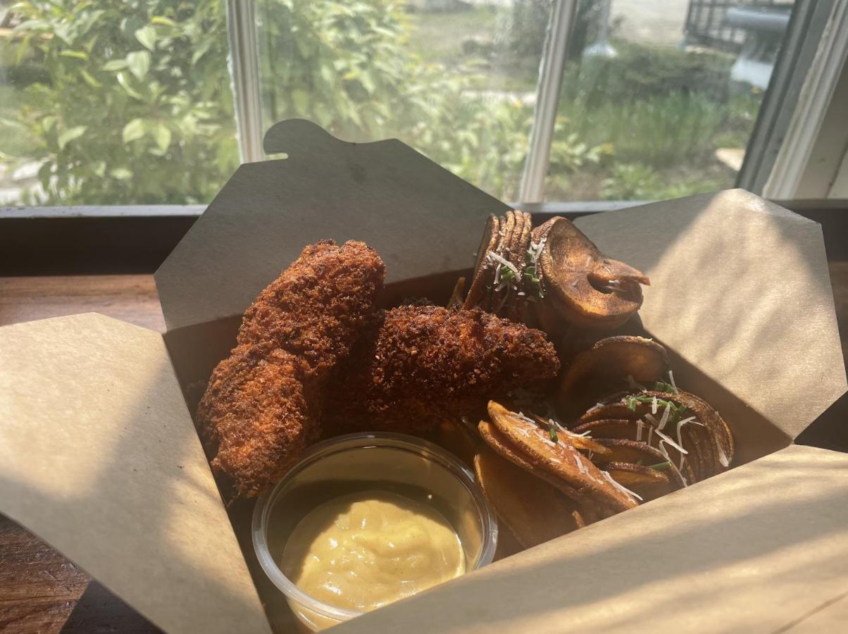 Stone Hearth Inn And Eatery 체스터 외부 사진